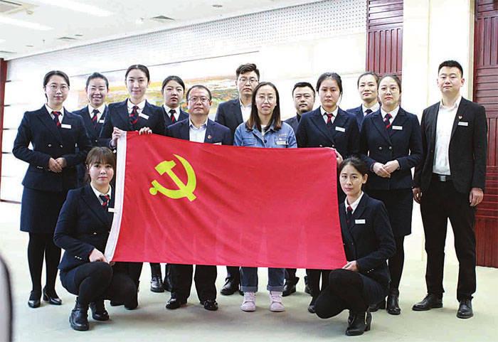 记者:科隆和多特球迷都撒了金币巧克力,并喊“他*的德国足协”